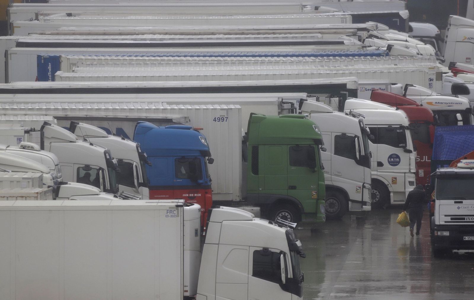 Fotos de la borrasca Joseph: Rachas de 100 km/h cierran el Estrecho y colapsan el Puerto de Algeciras