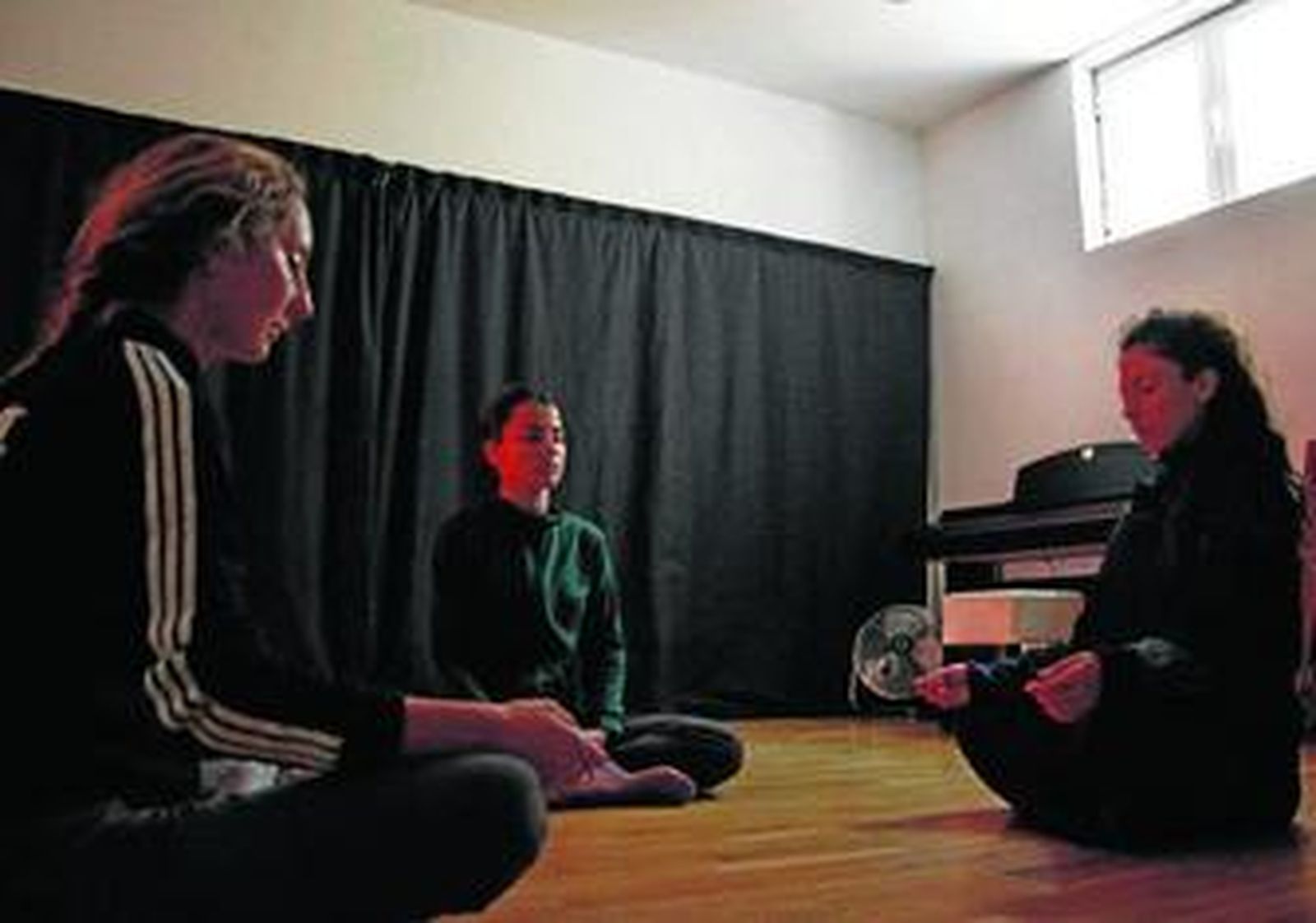 Un grupo meditando durante una de las sesiones que hay en el Centro de las Artes Escénicas.
