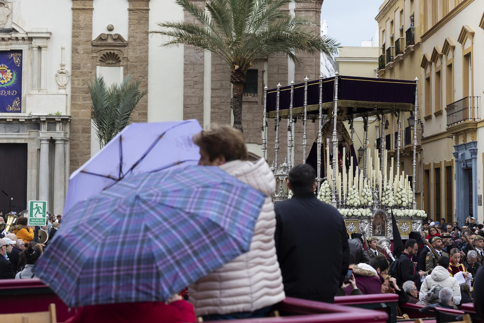imágenes de la salida de Piedad, bajo llluvia y granizo, en la Semana Santa de Cádiz 2025