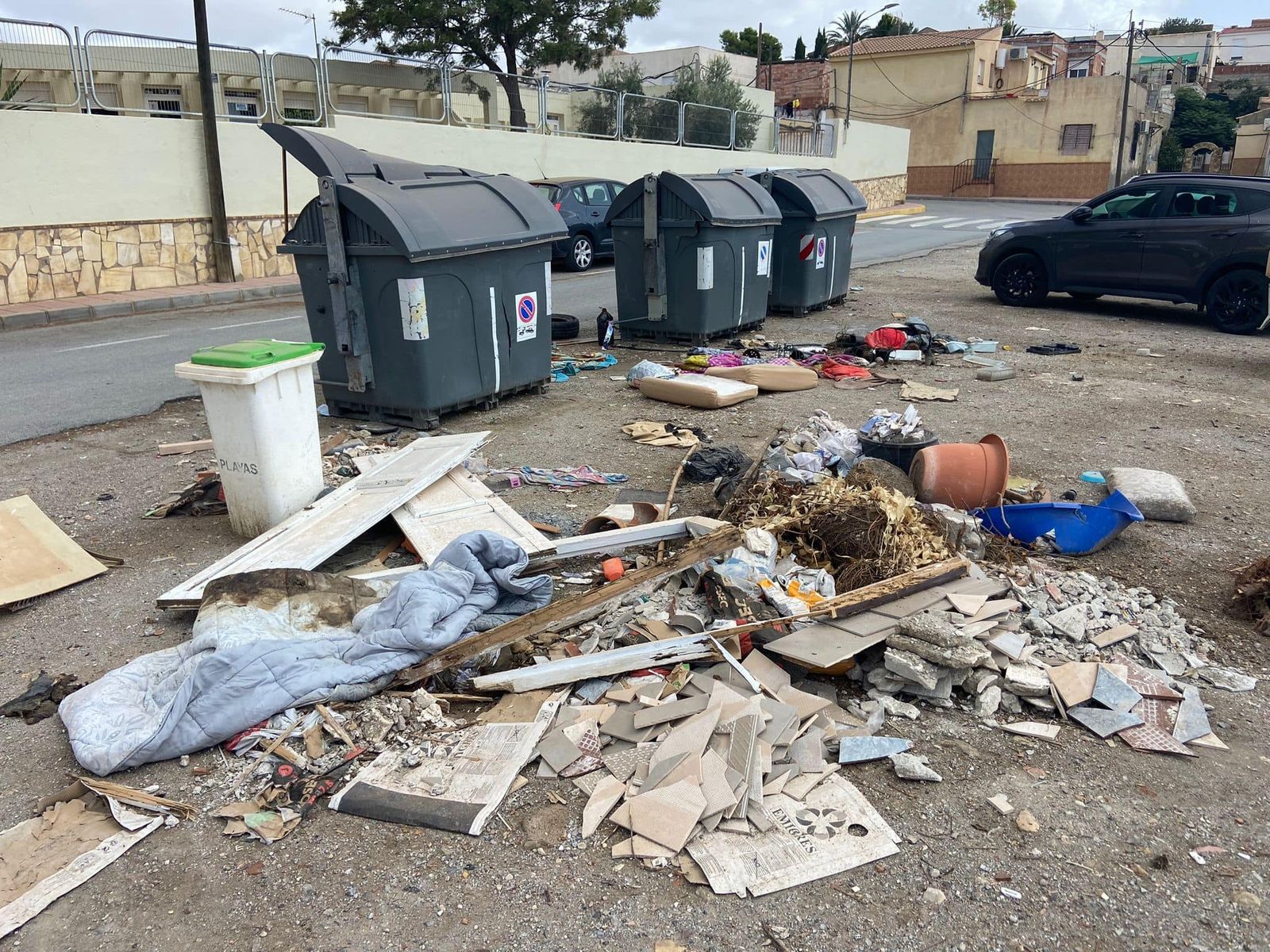 Basura en los alrededores de los contenedores en una calle de Albox.