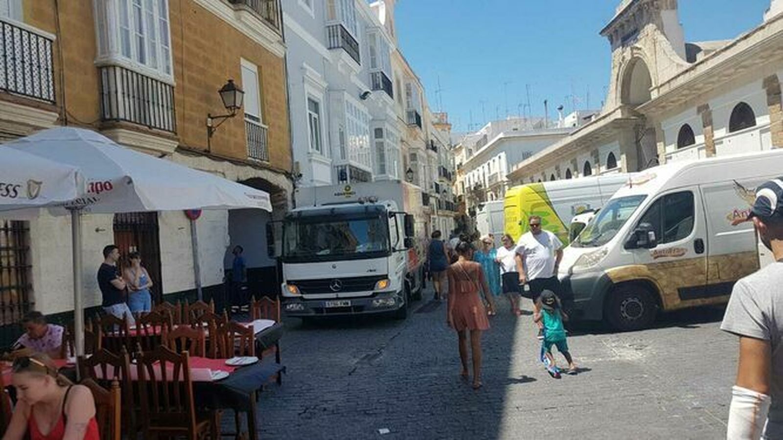 Camiones en la trasera del Mercado Central.