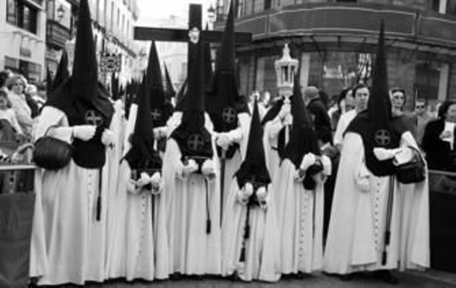 La cruz de guía de la Hermandad del Polígono de San Pablo hace su entrada en la Campana.