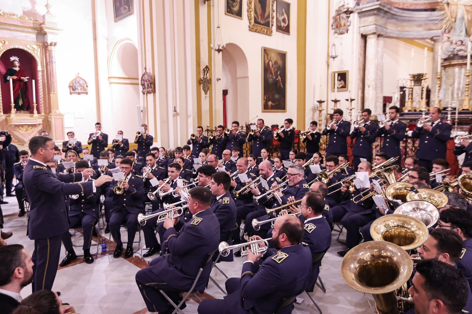 La formación interpretando un concierto en su localidad