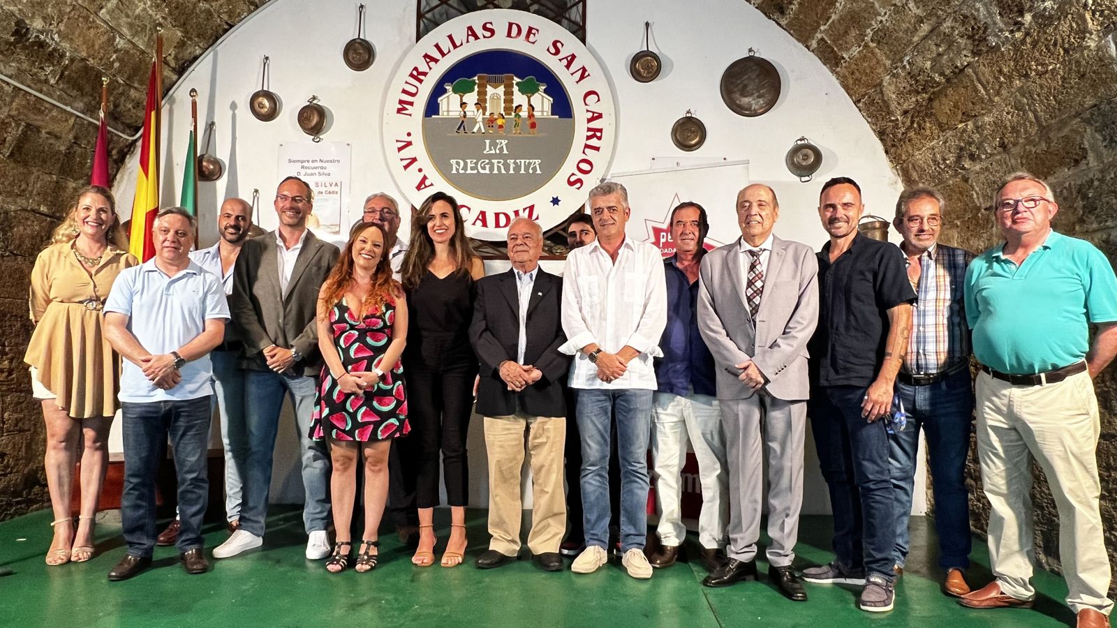 Los galardonados por la peña La Estrella junto a representantes de la entidad y autoridades políticas municipales