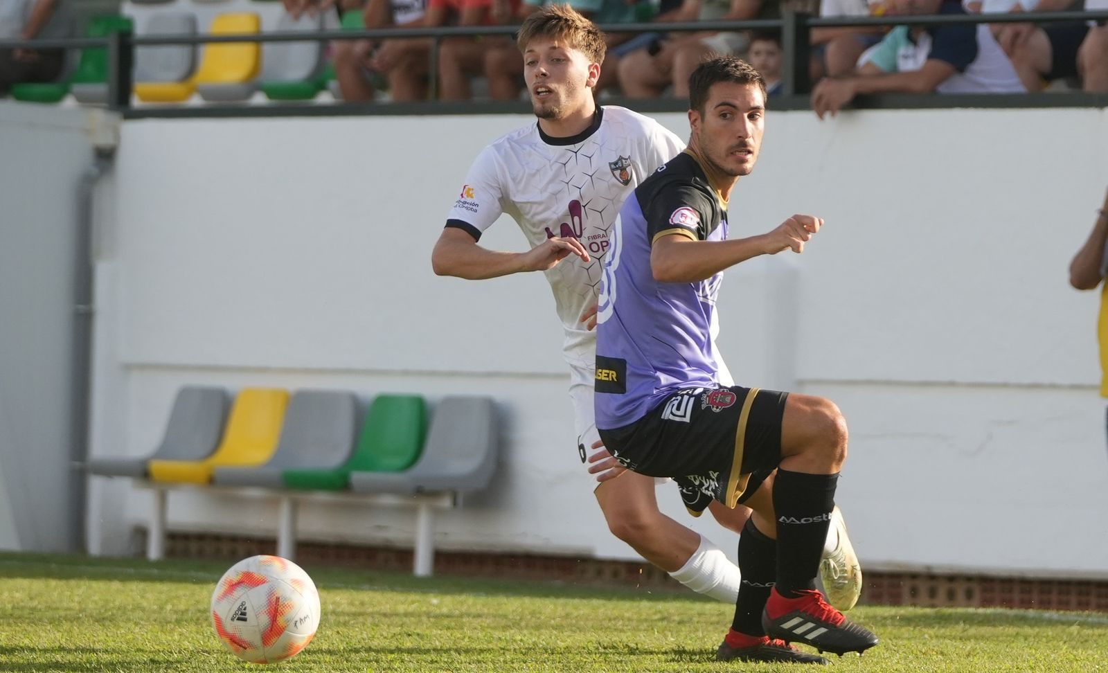 Sergio Guichard, del Pozoblanco, es presionado por Tena, jugador del Espeleño.
