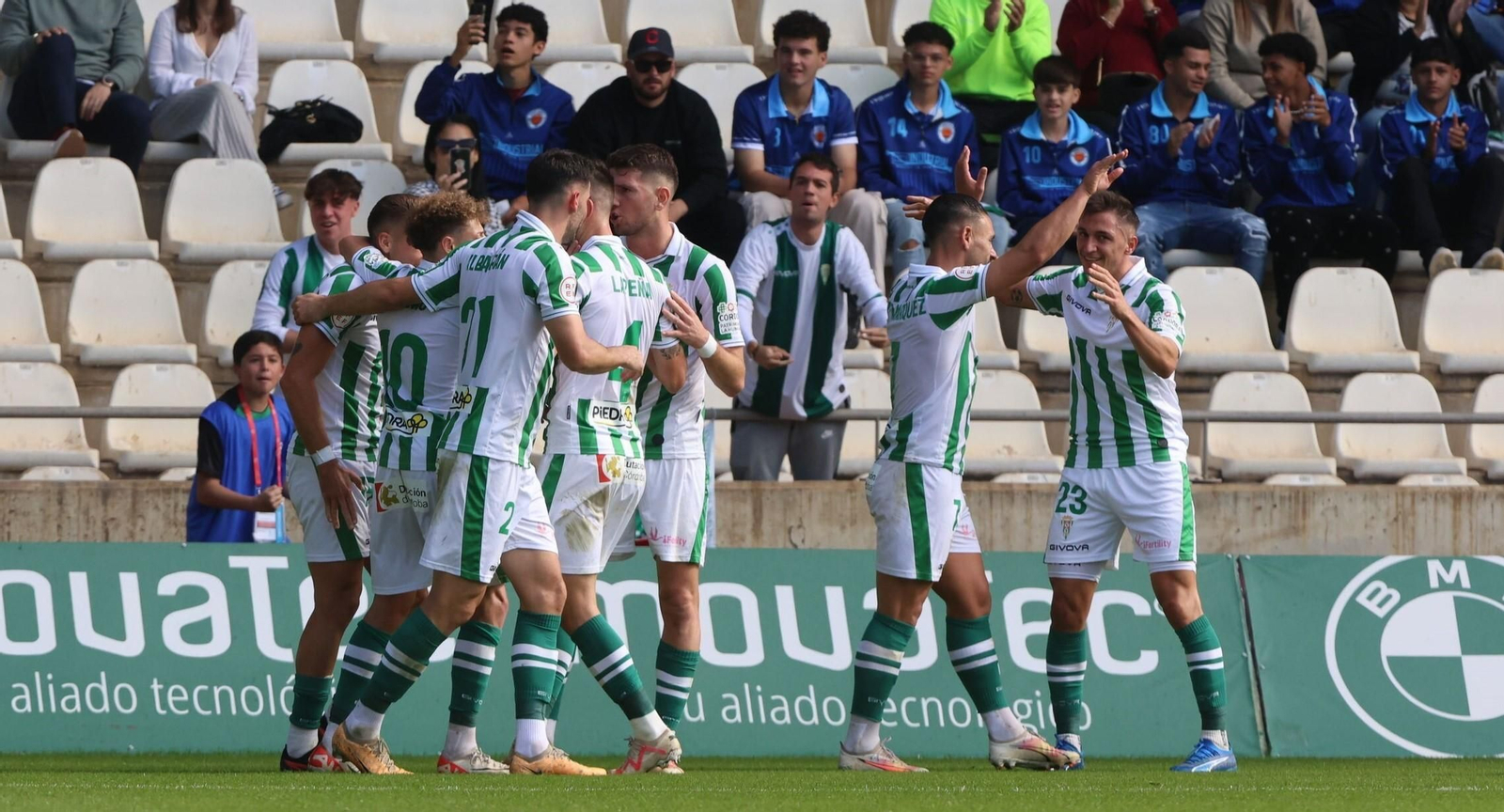 Los jugadores del Córdoba CF celebran un gol en El Arcángel.