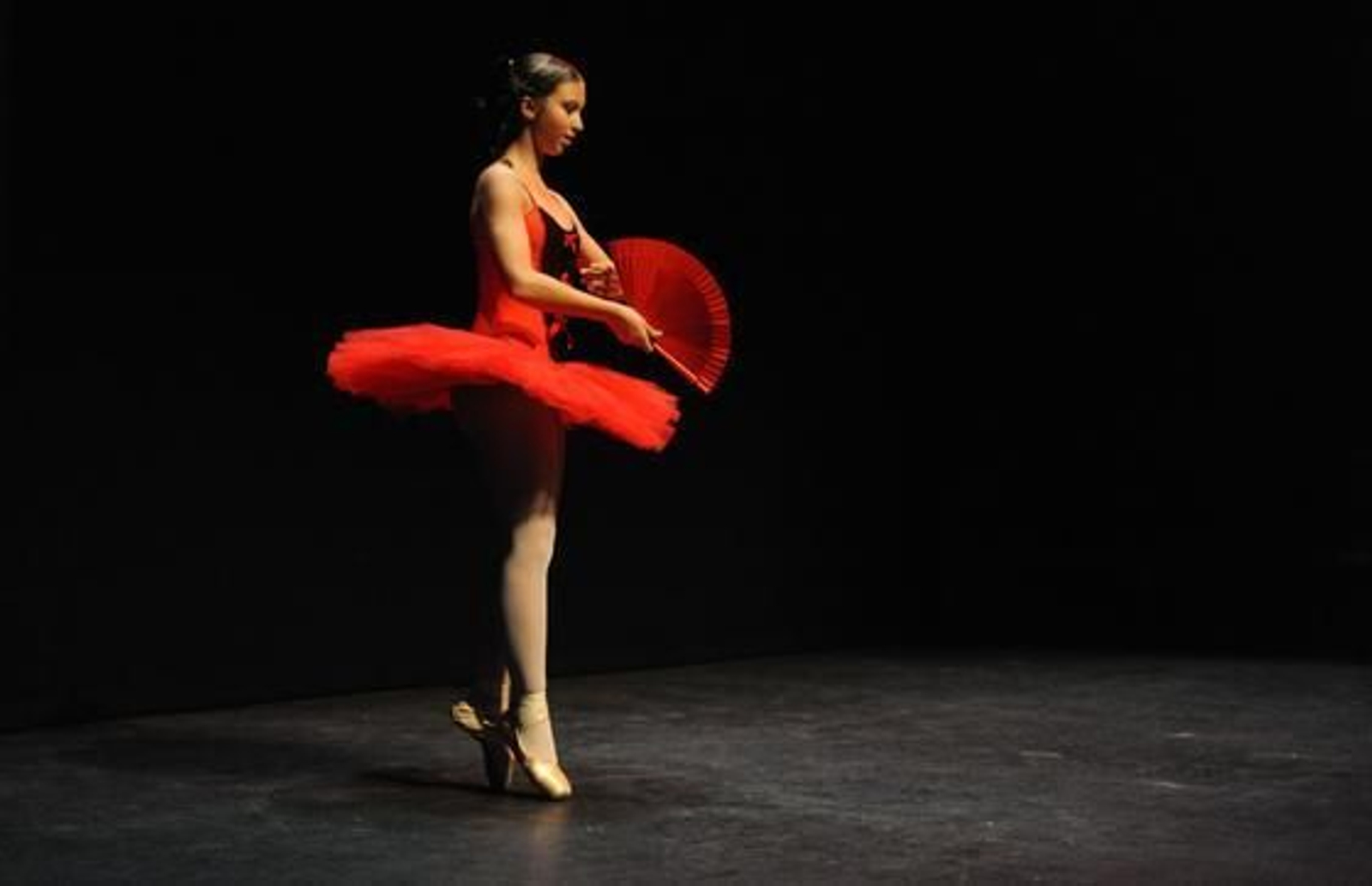 El reportero gráfico Emilio Morenatti recibe el I Premio Libertad de Expresión en el Real Teatro de Las Cortes de San Fernando. 

Foto: Elias Pimentel