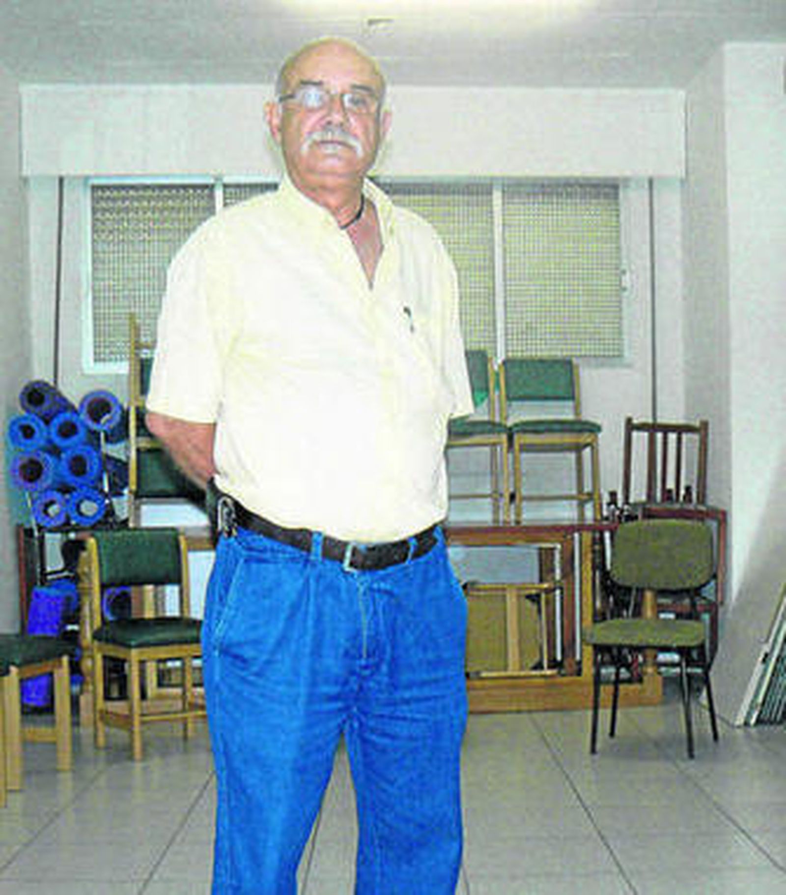 José Salvador González, presidente de la Asociación de Alcohólicos Rehabilitados, posa en una sala de terapia.