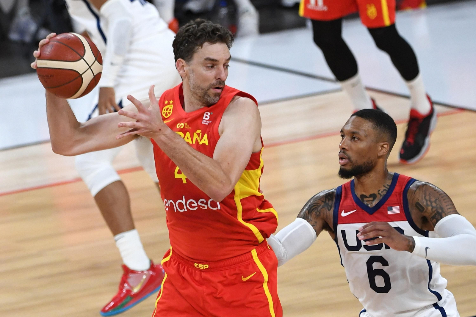 Pau Gasol (i) con la pelota ante Damian Lillard (d)