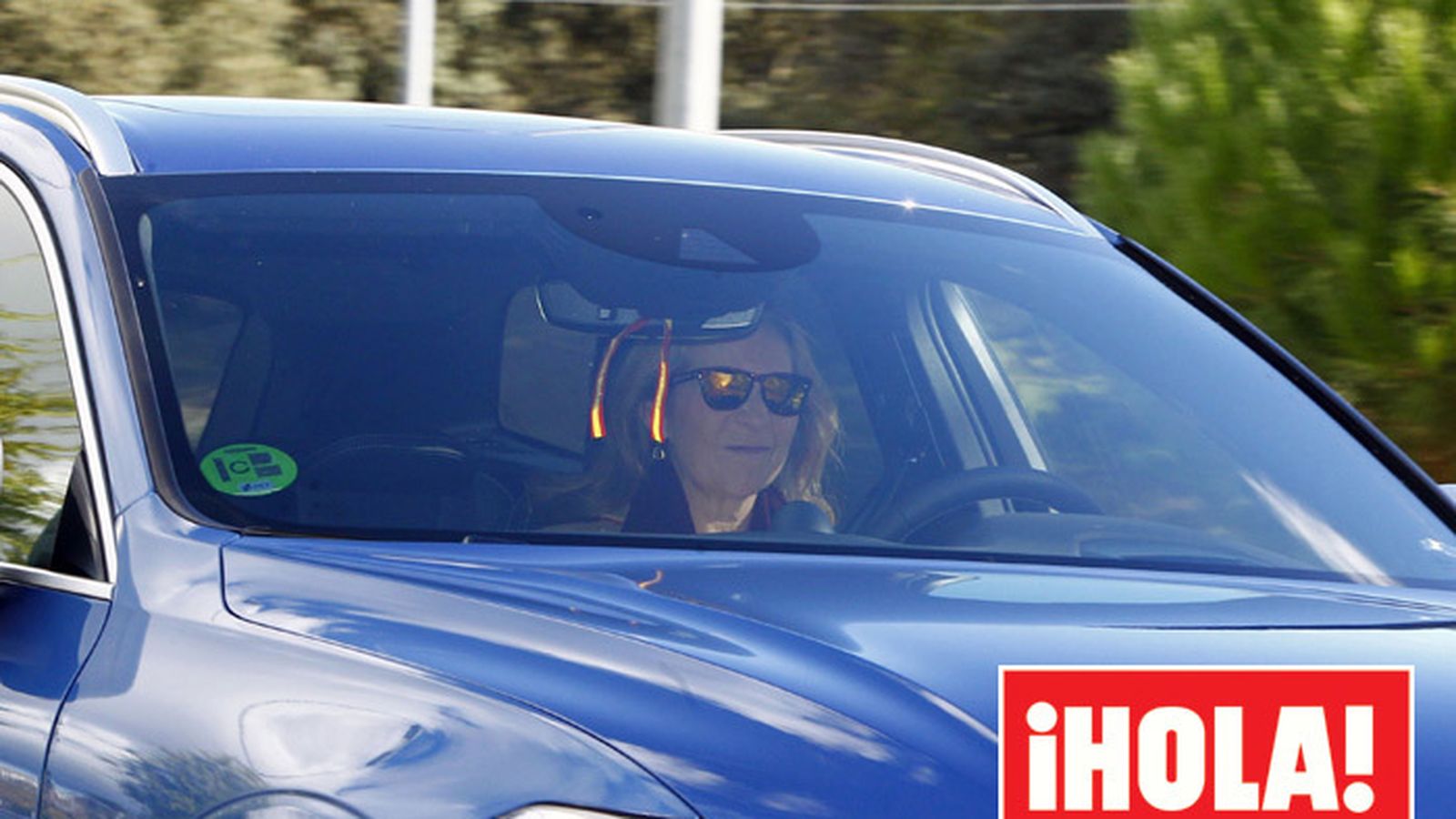 La infanta Elena, ayer, llegando al cumpleaños de su madre.