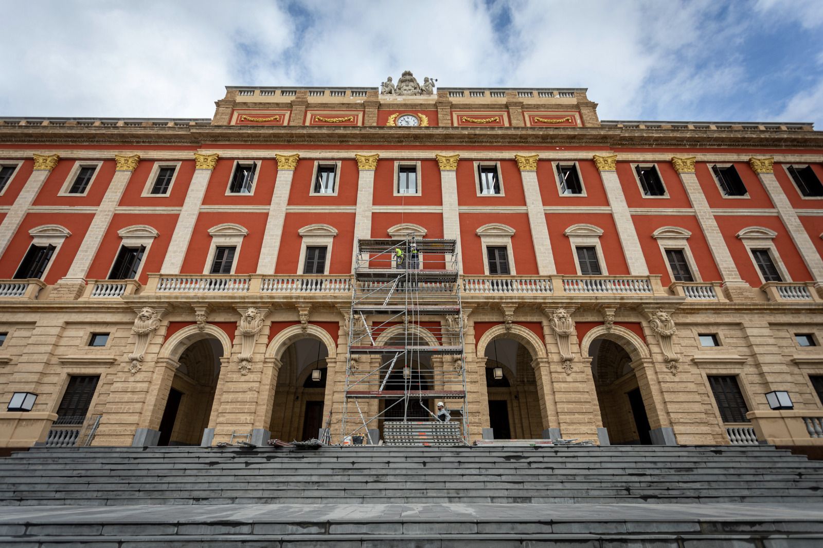 La fachada del Ayuntamiento de San Fernando, tras la retirada definitiva del rótulo colocado durante las obras y la reconstrucción de la cornisa.