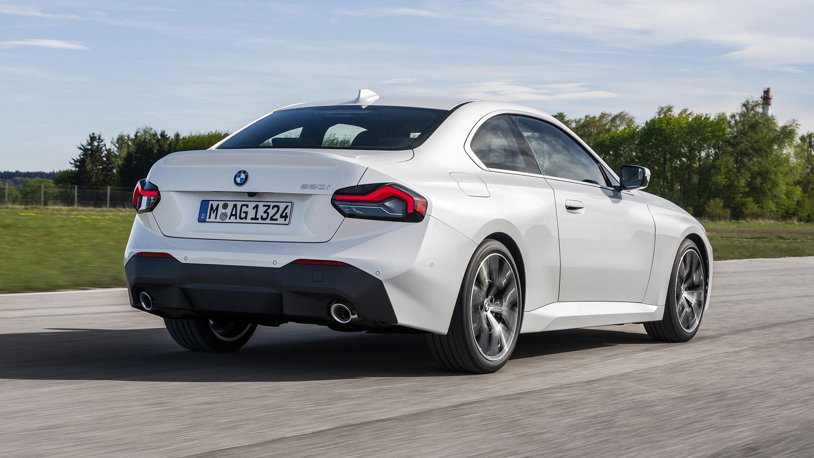 El Serie 2 Coupé conserva sus tres volúmenes y dos puertas, pero aumenta su tamaño considerablemente y recibe numerosos elementos de nuevo diseño, como la parrilla o los pilotos traseros con efecto 3D.