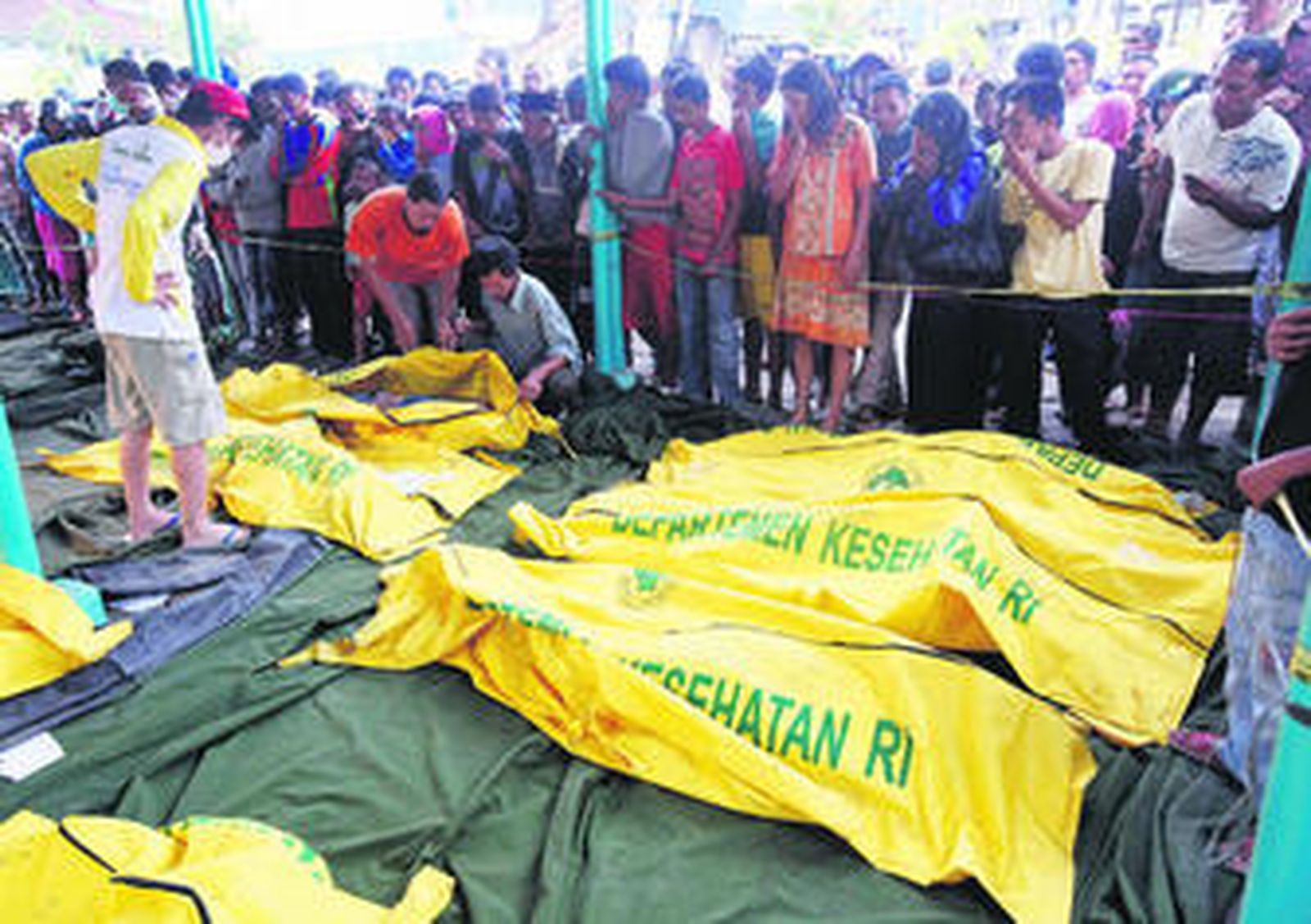 Cientos de personas esperan para tratar de identificar los cadáveres de sus familiares.