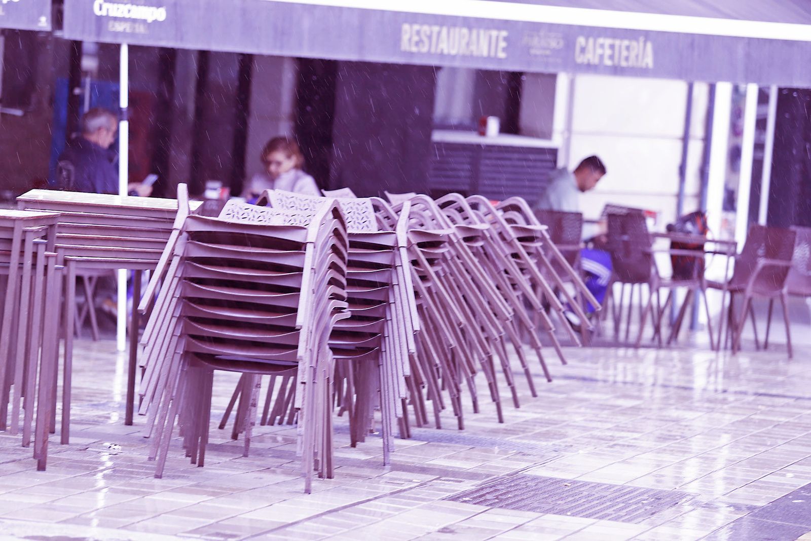 Imágenes de la mañana lluviosa de domingo en Huelva