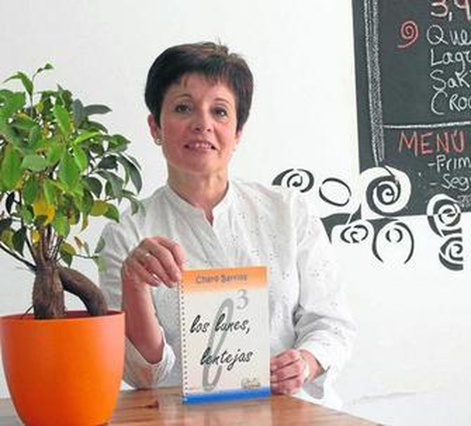 La cocinera y bloguera Charo Barrios posa con su recetario 'Los lunes, lentejas'.