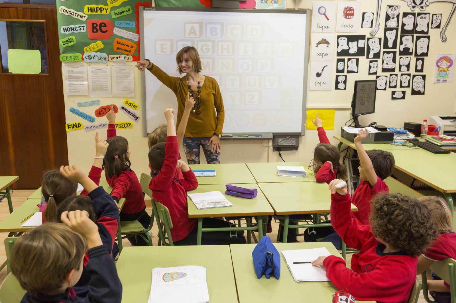 Una maestra del San Francisco de Paula imparte clases de inglés a niños de Primaria.