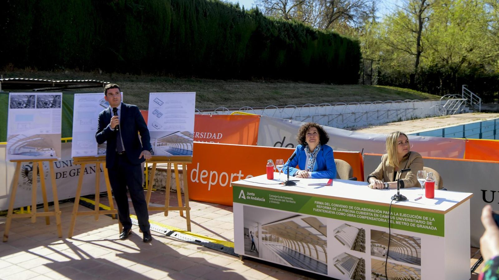 Imagen de archivo de la firma del acuerdo entre la UGR y la Junta en 2023.