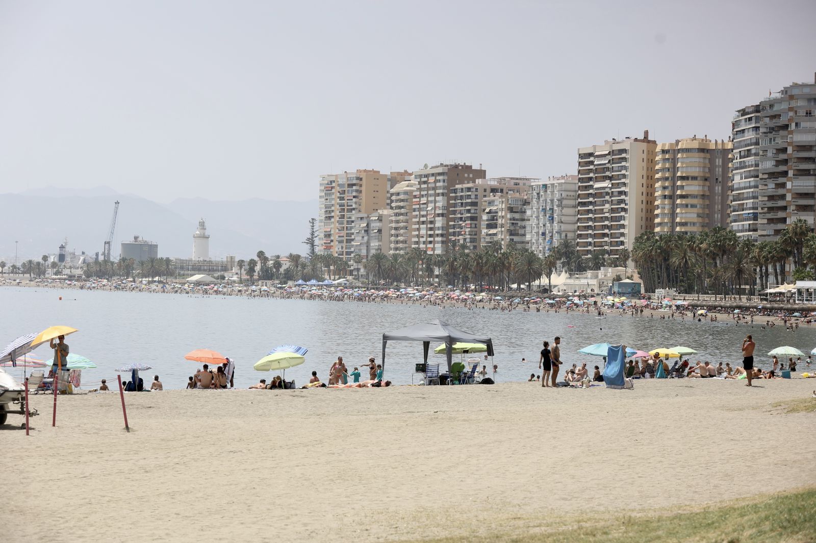 Gran ambiente en las playas de Málaga en plena jornada electoral