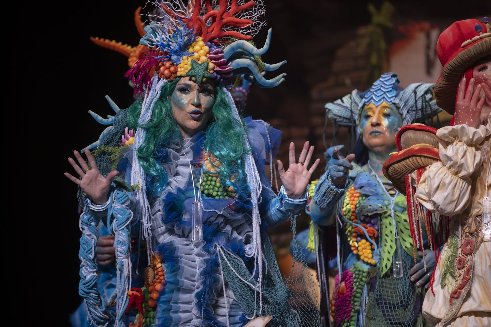 Imágenes de la actuación de la comparsa de Huelva "La vieja verde" en el Carnaval Colombino