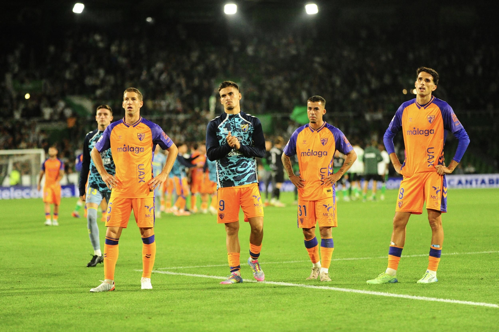 Los jugadores del Málaga CF piden perdón a la afición que viajó a Santander