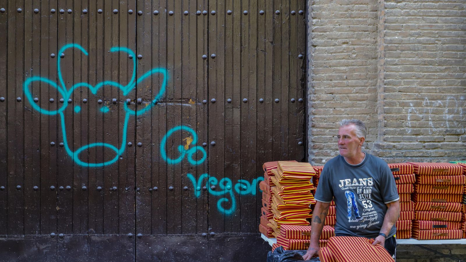 Un vendedor de almohadillas en los alrededores de la plaza