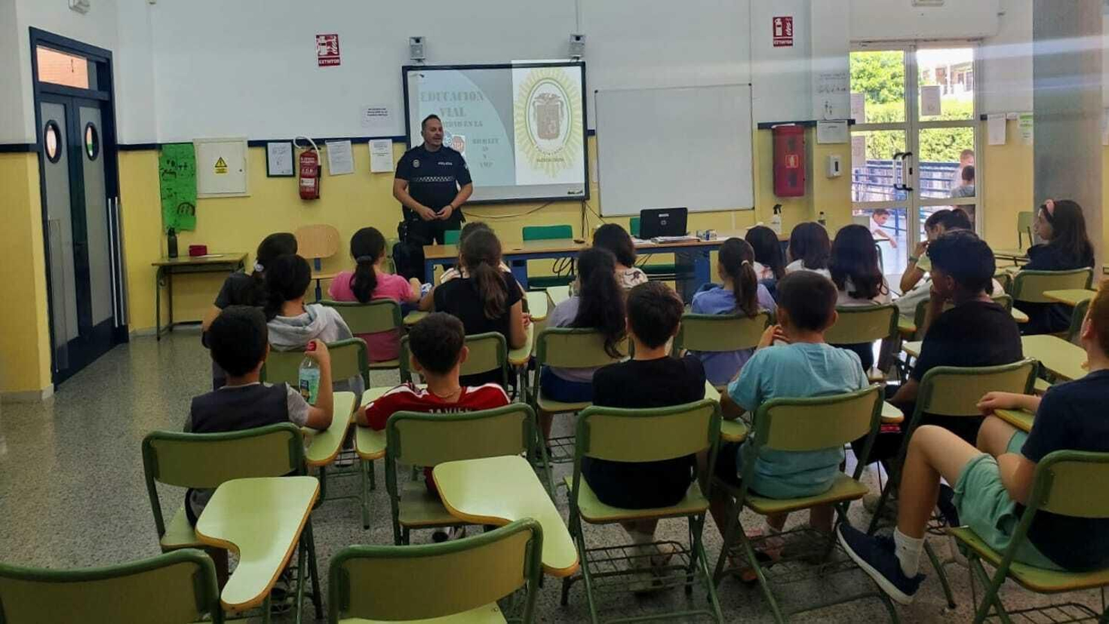 Un agente de la Policía Local durante una de las sesiones en los centros.