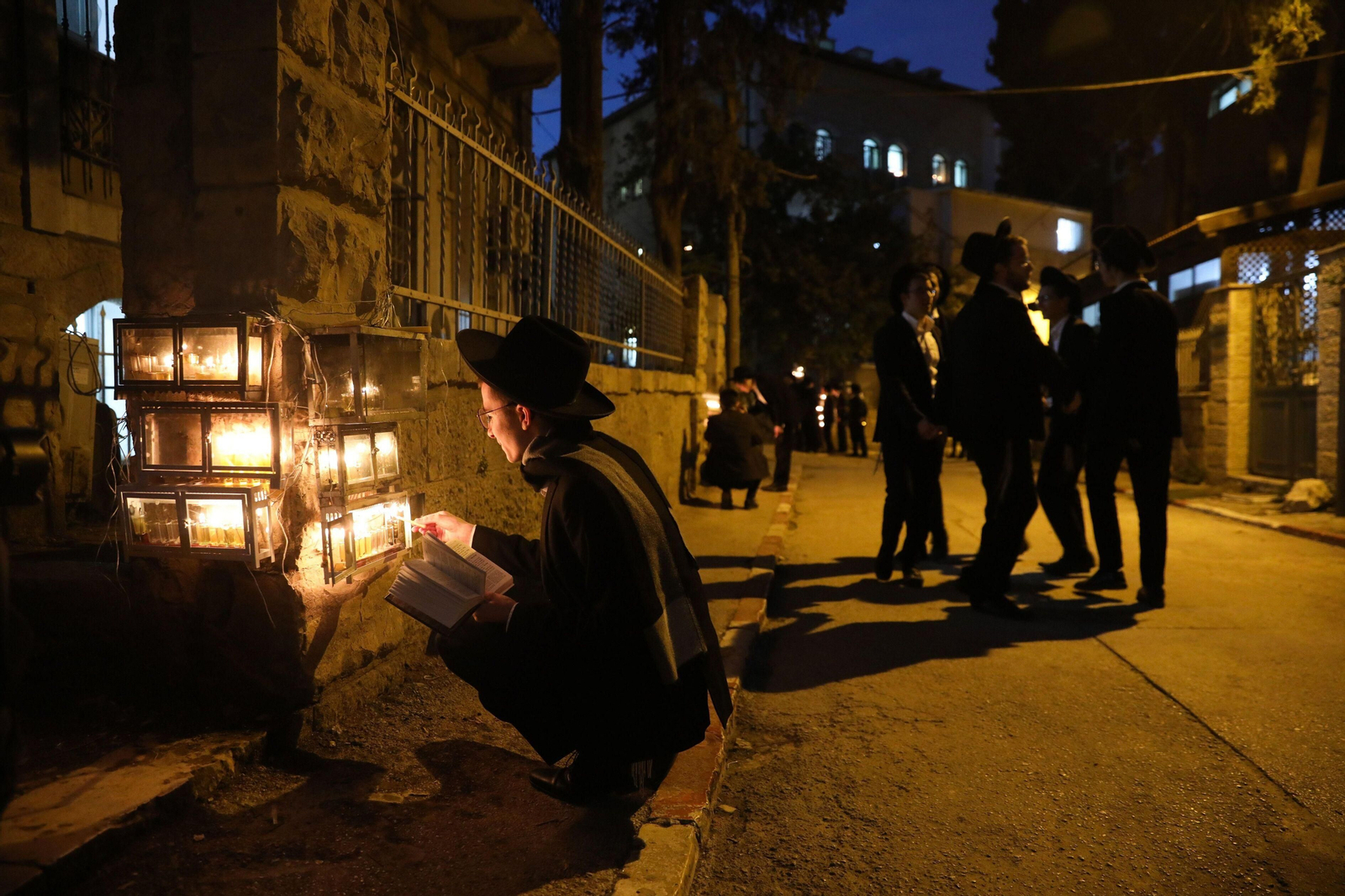 Un judío ultraortodoxo observa las velas colocadas durante la celebración del festividad judía de Janucá , en Jerusalén.