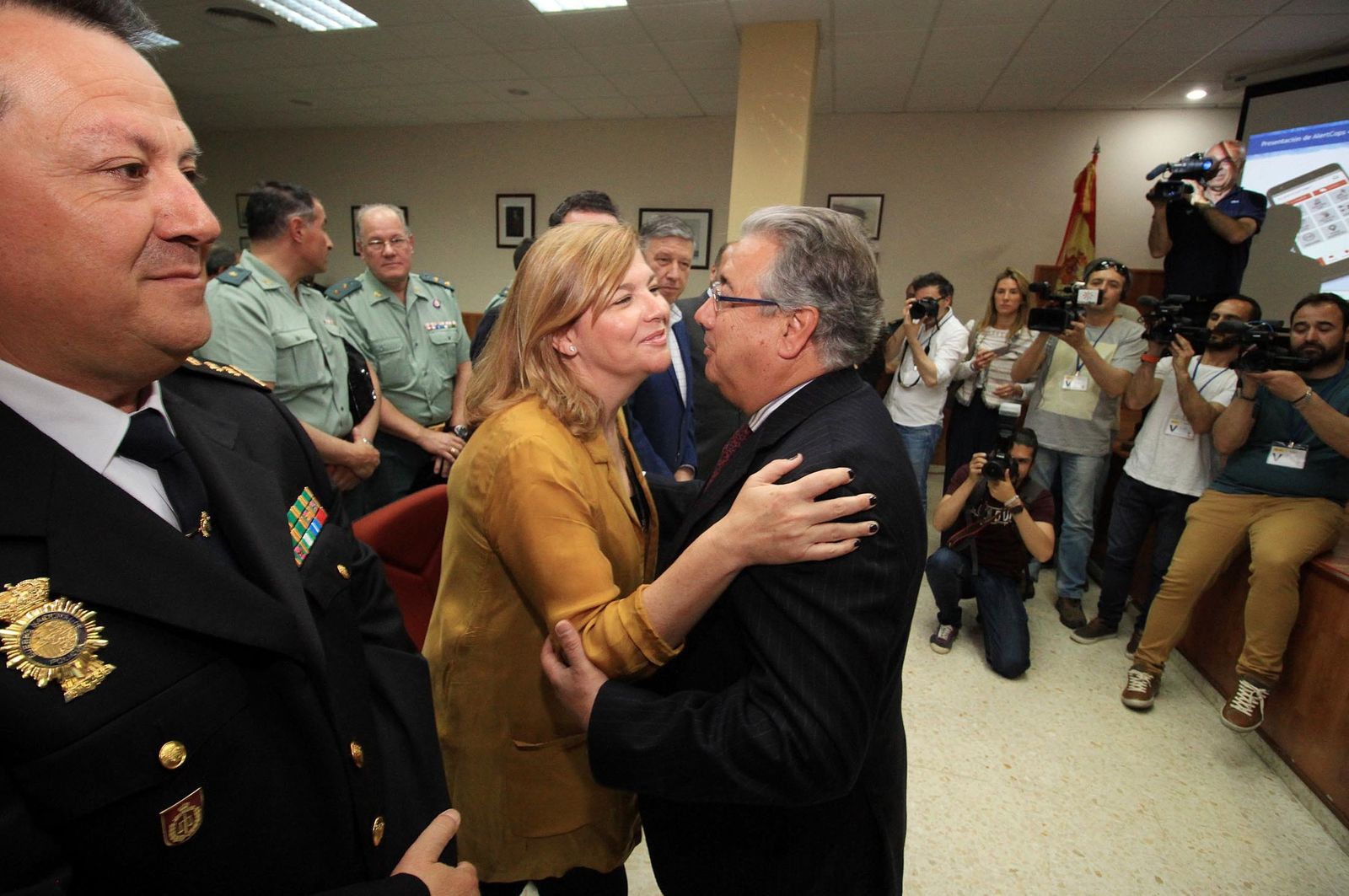 Juan Ignacio Zoido, ministro del Interior, presenta en la Comandancia de la Guardia Civil la nueva versión de AleryCops y el dispositivo del Rocío y posteriormente acude a la Diputación de Huelva para visitar la exposición sobre el terrorismo, en imágenes