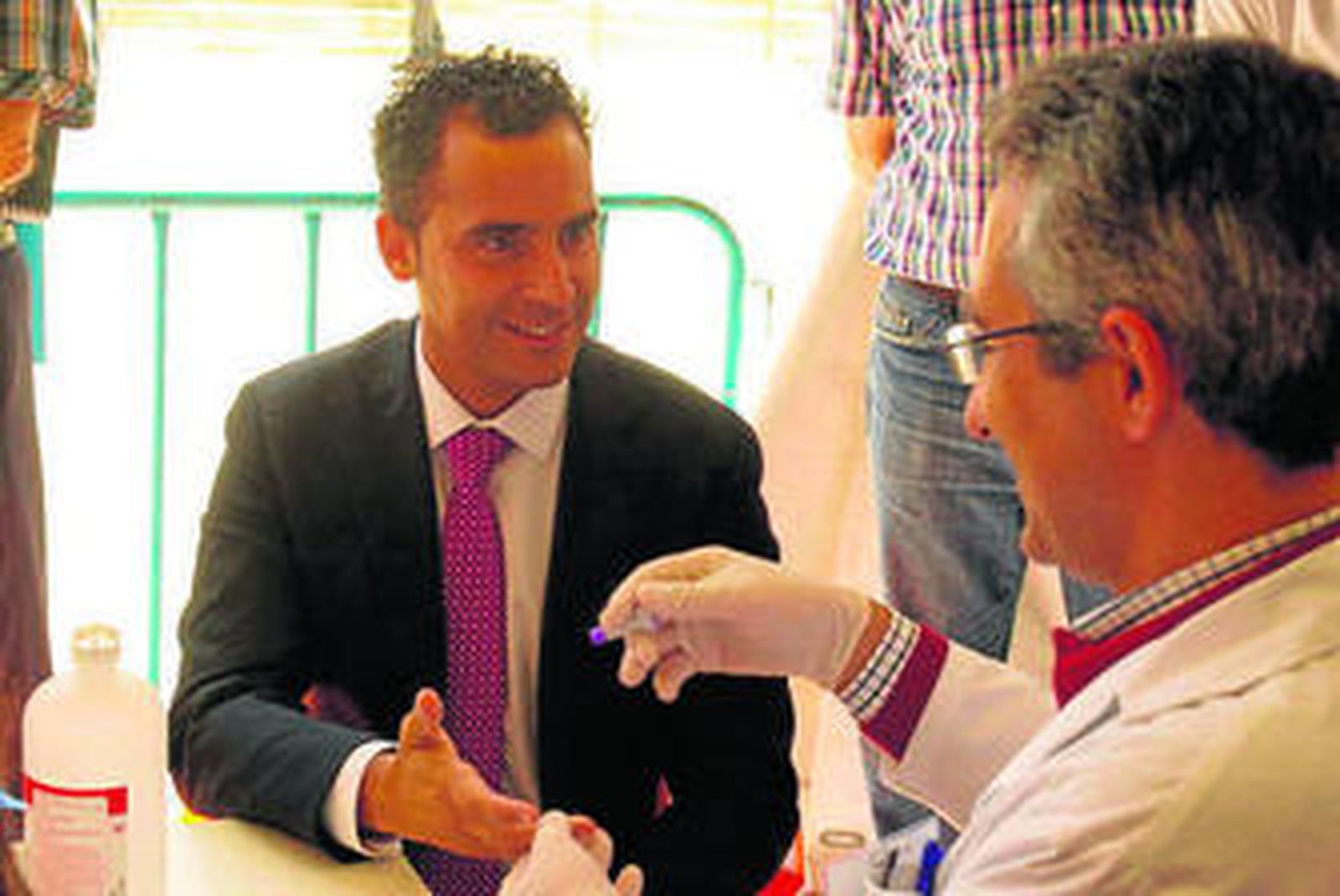 Daniel Pérez se somete a una prueba en la carpa de los farmacéuticos.