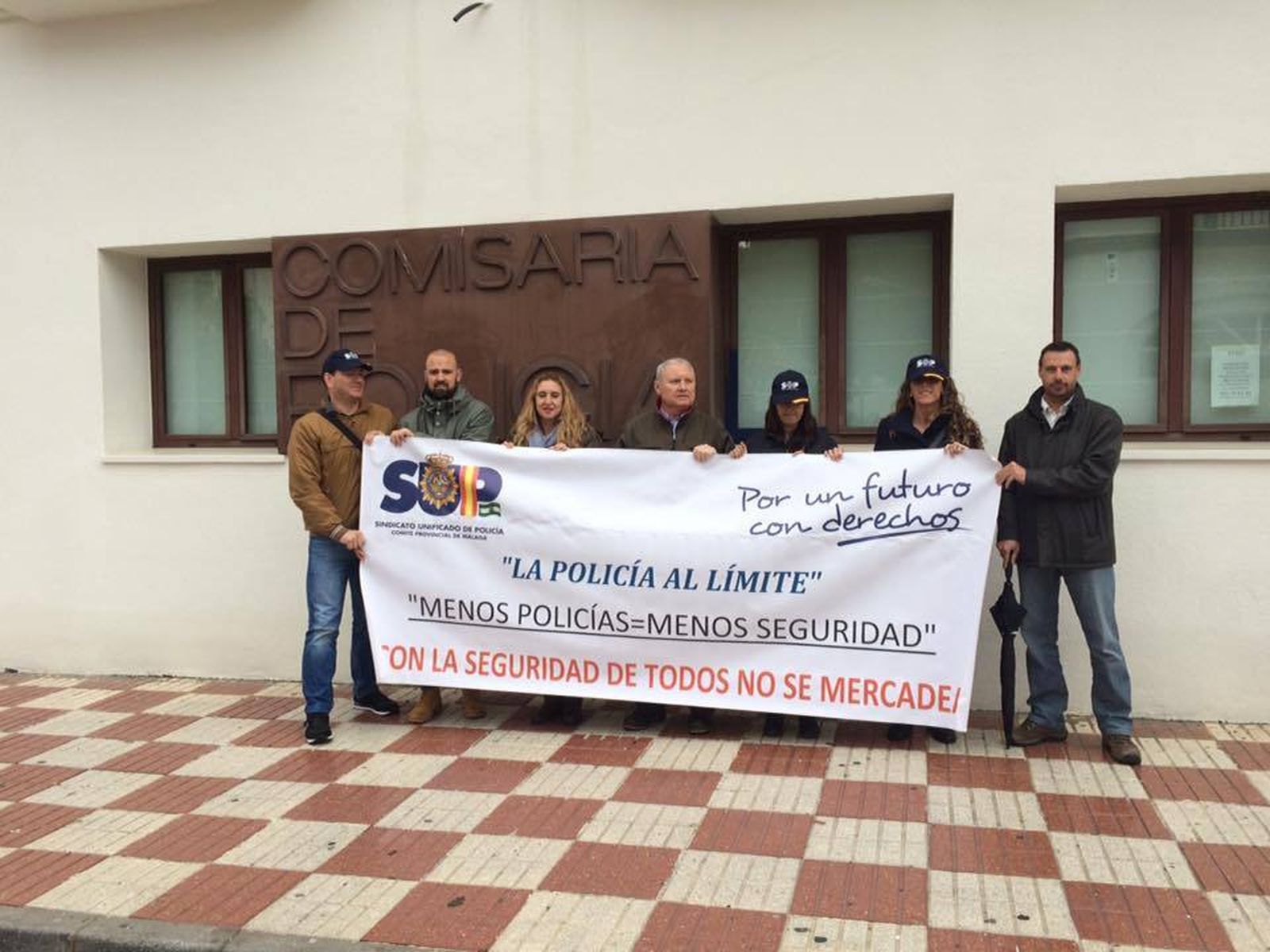 Integrantes del sindicato, ayer, concentrados en las puertas de la comisaría de Estepona.