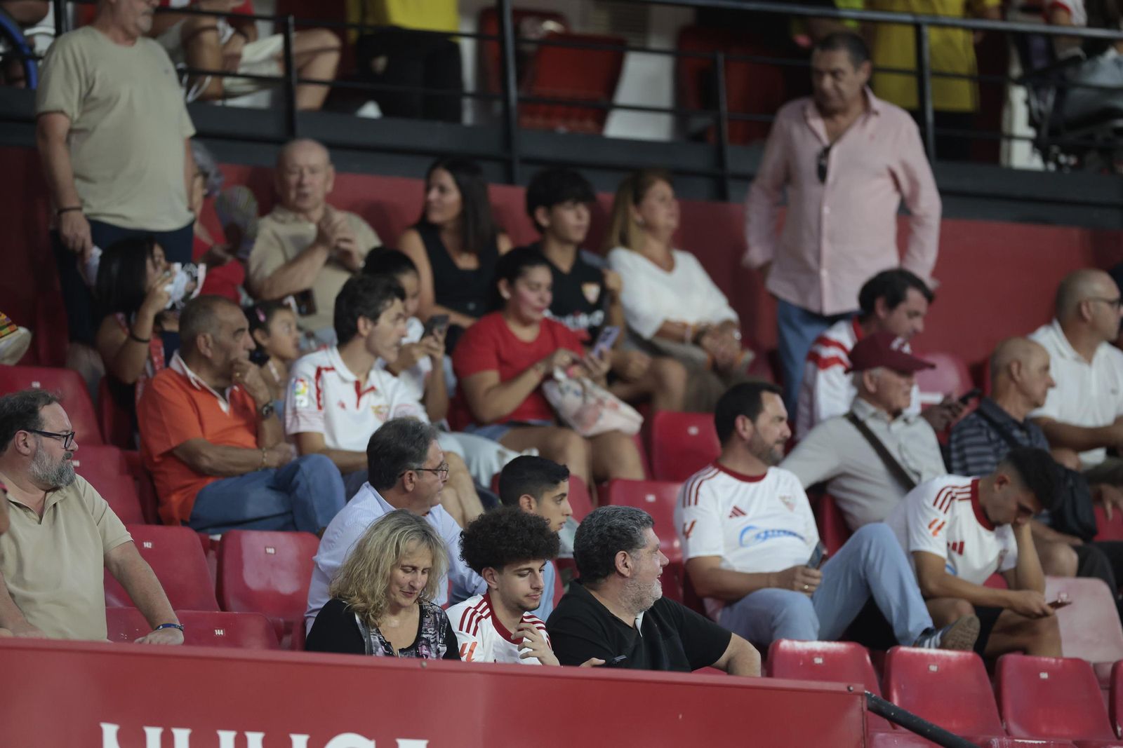 Búscate en las fotos del Sevilla - Elche