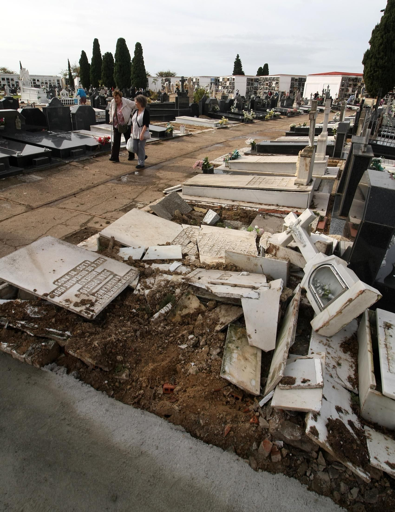 Imágenes del ambiente en el cementerio La Soledad, Huelva