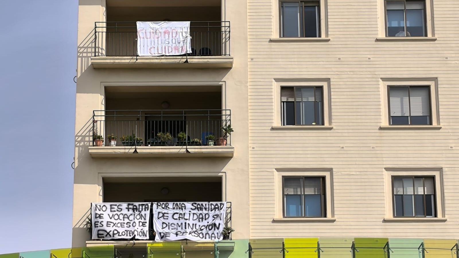 Pancartas colgadas en los balcones del pabellón A. Pancartas colgadas en los balcones del pabellón A.