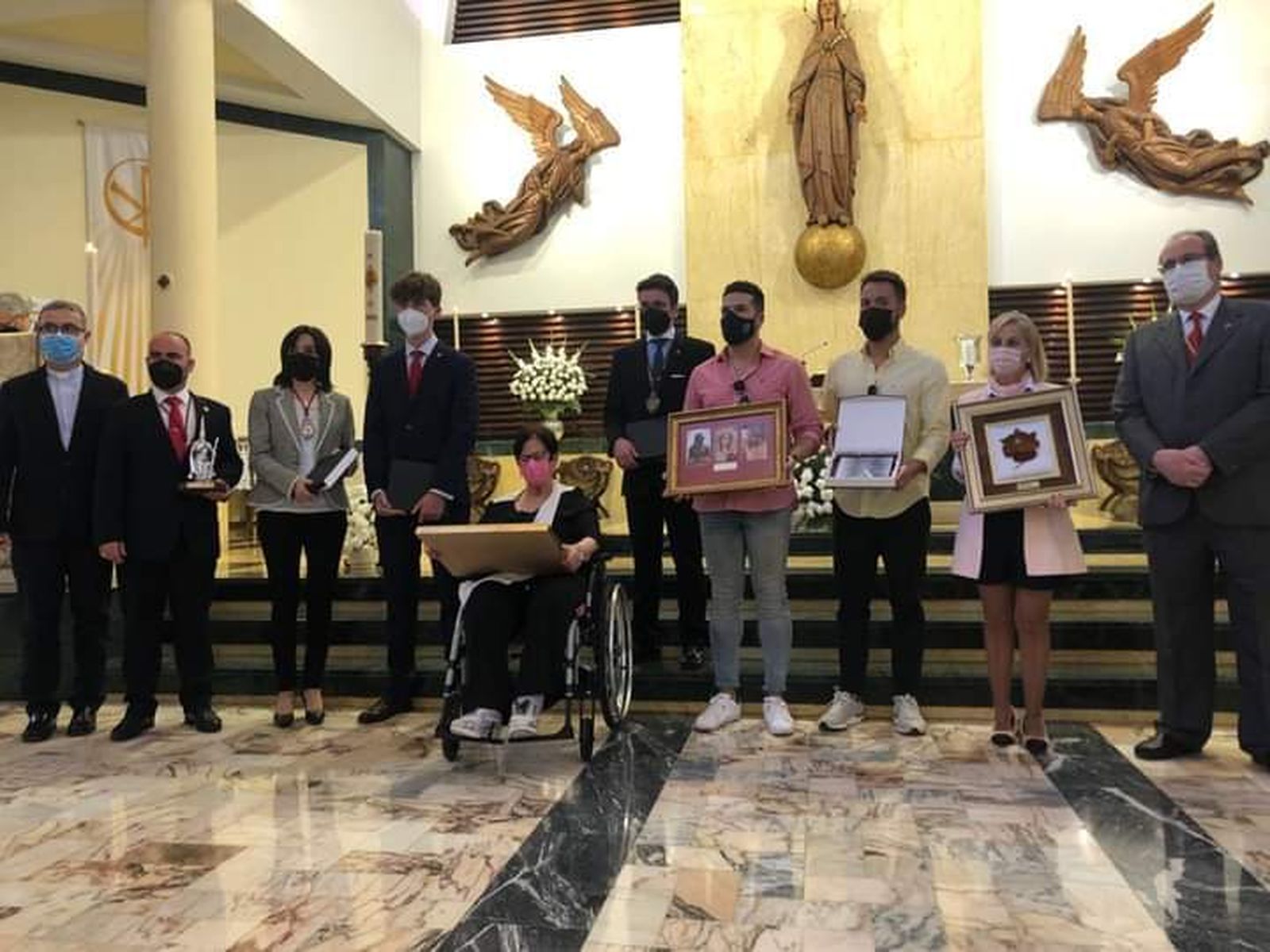 Acto de entrega de la rosa de la virgen y el nazareno de plata.
