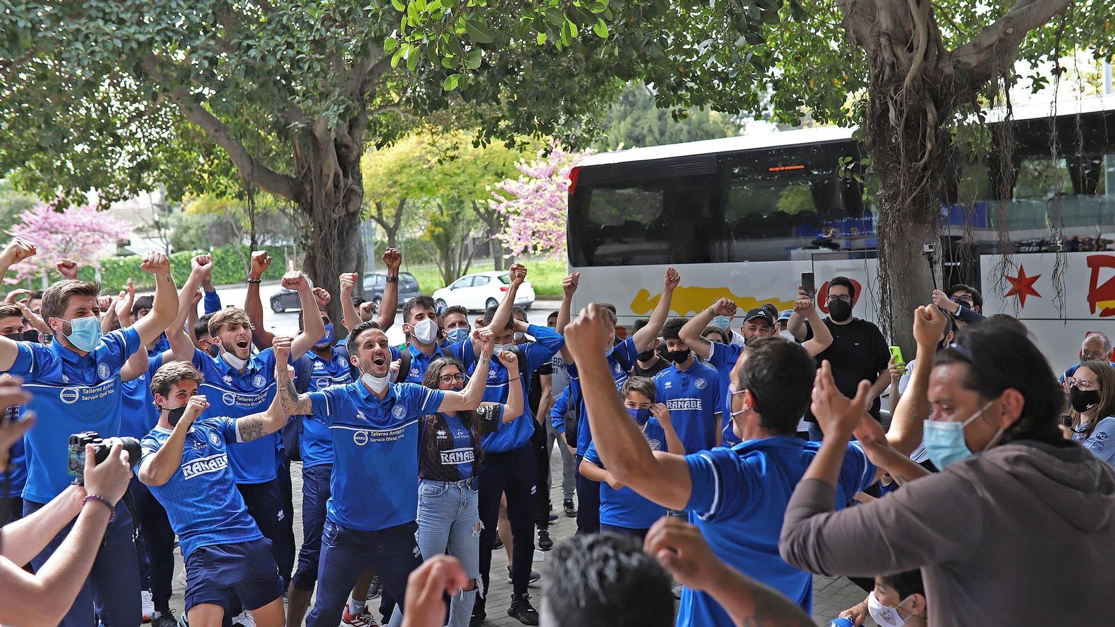 Los jugadores celebran con la afición la primera plaza del subgrupo X-A.