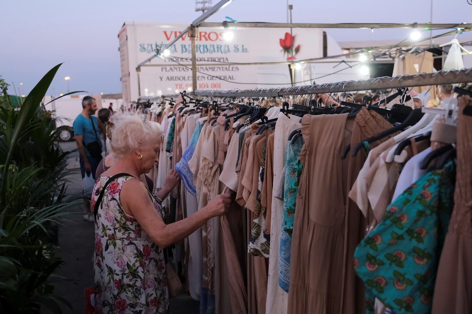 Los ambulantes celebran el primer mercadillo nocturno de El Arenal, en imágenes