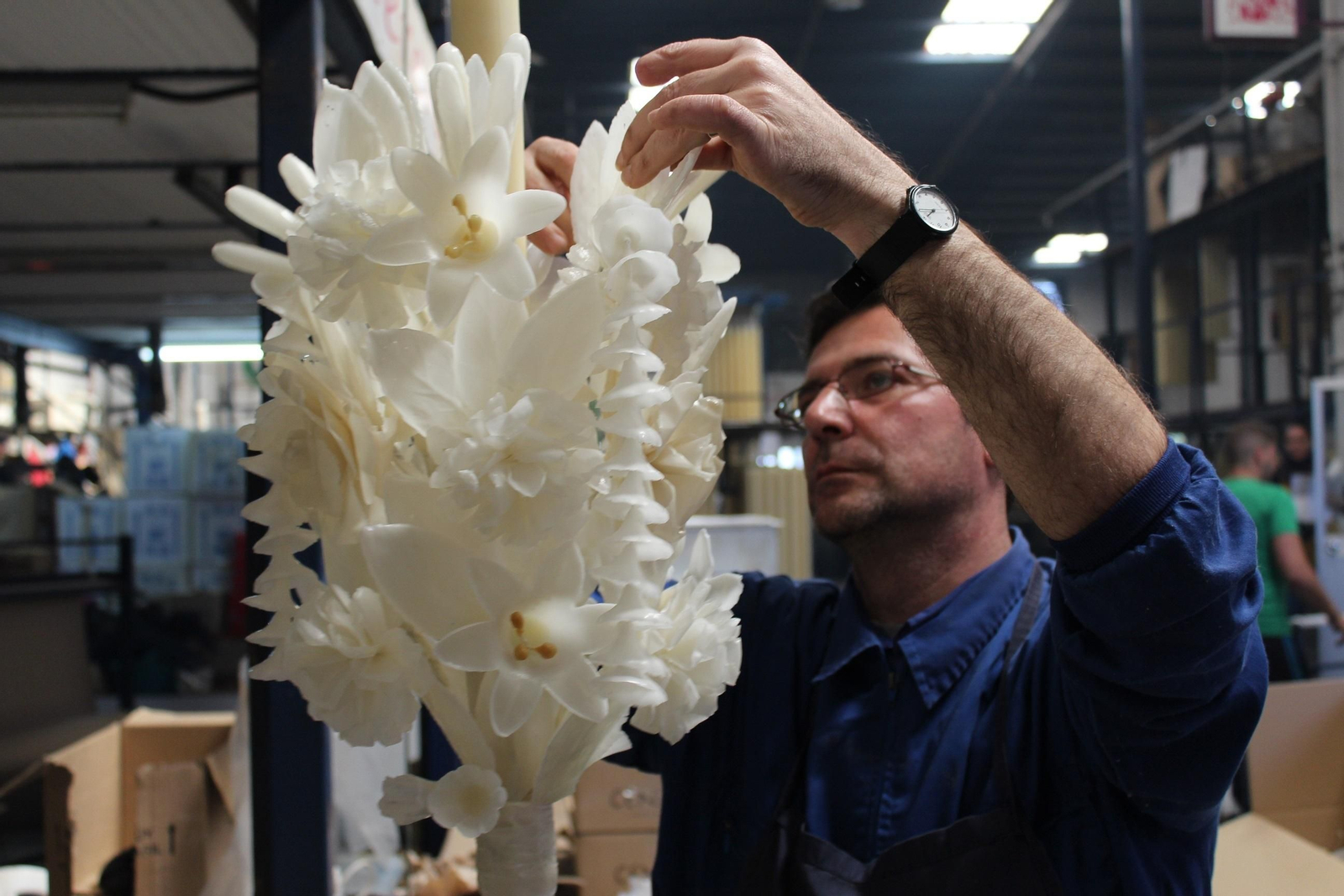 Últimos retoques en la confección de una vela rizada en Cerería El nazareno.