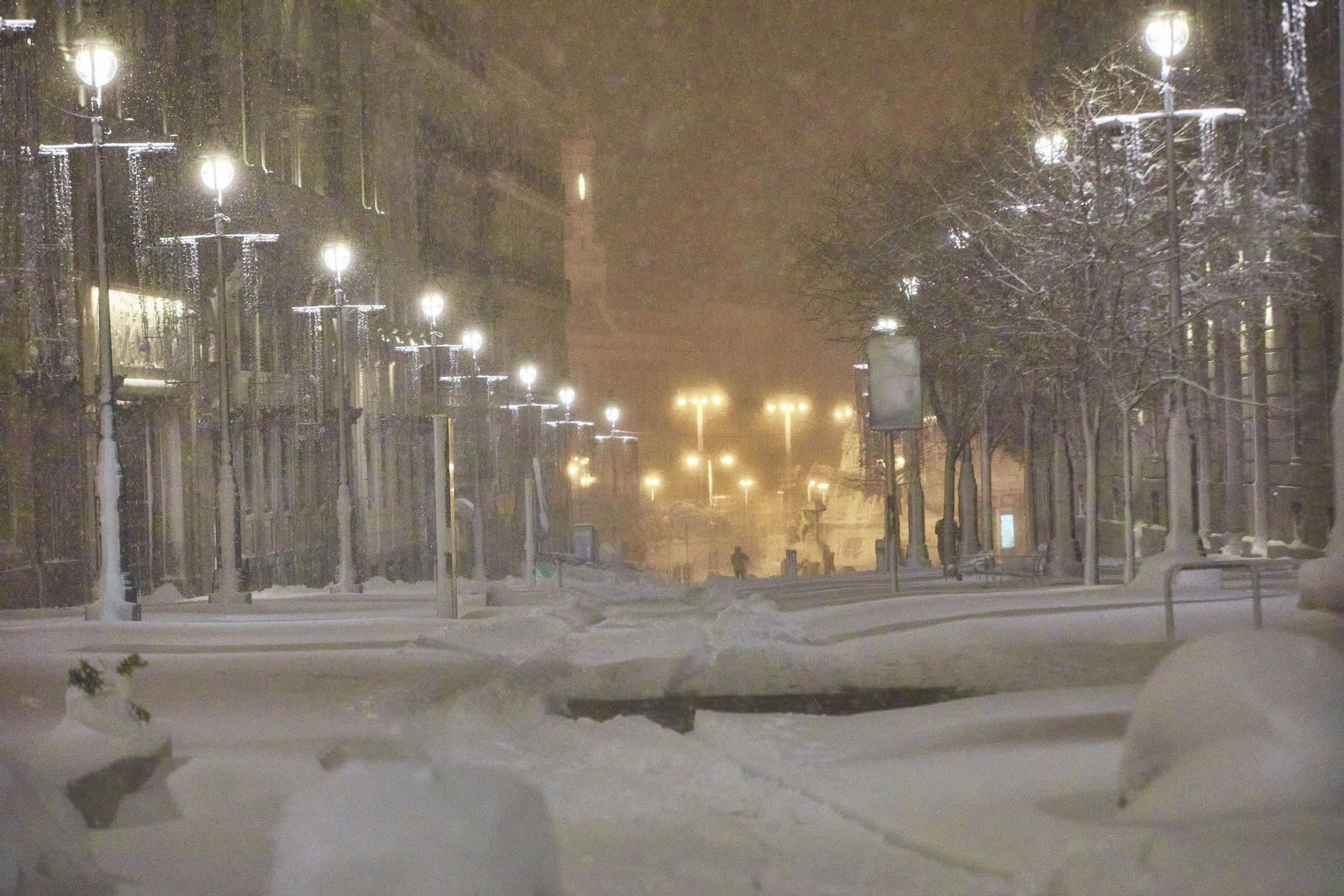 El segundo día del temporal 'Filomena' en imágenes: más nieve y caos