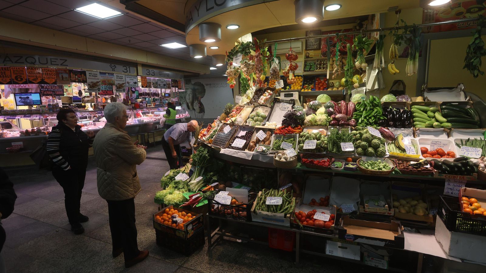 Un puesto de verduras y frutas del Mercado de la Encarnación.