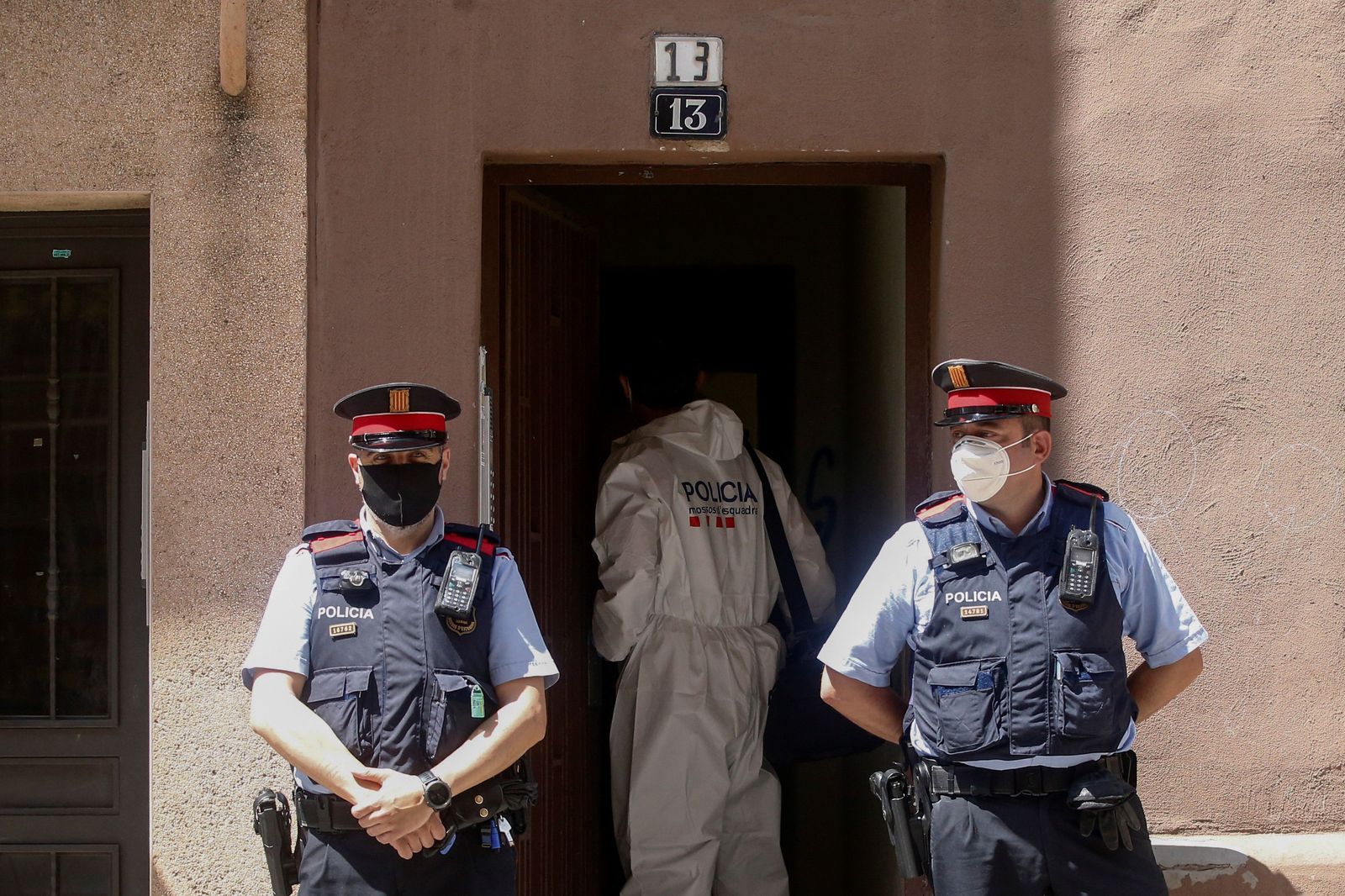 Dos mossos durante un operativo.