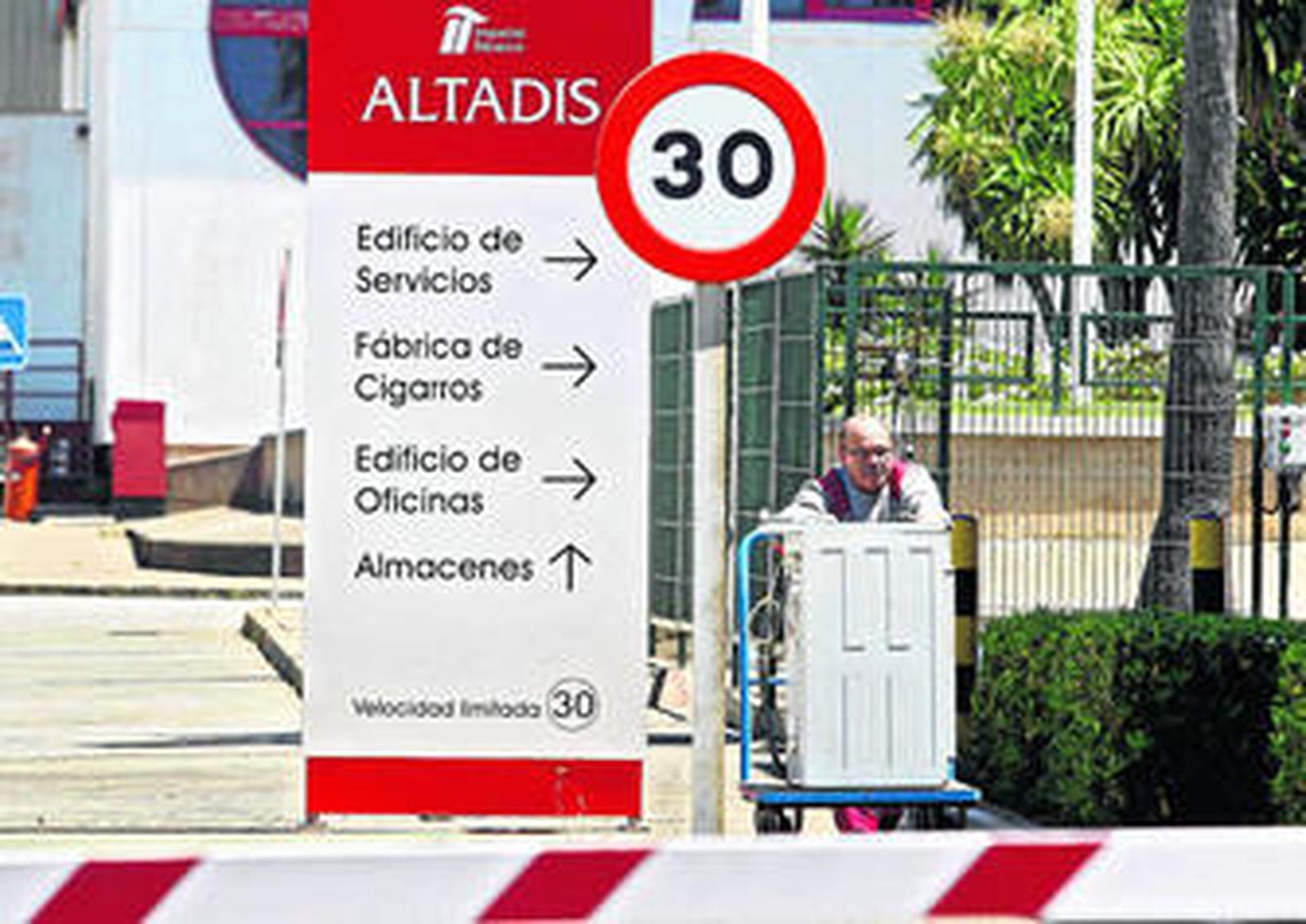 Un operario en la entrada de las instalaciones de Altadis, en Cádiz, pocos días antes del cierre definitivo.