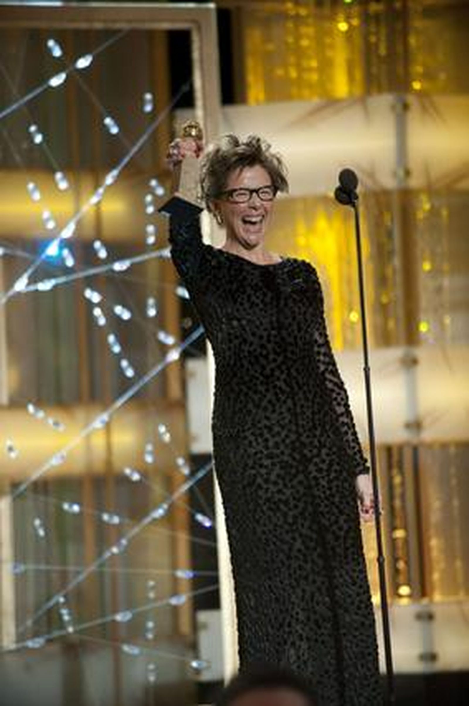 La actriz Annette Bening recoge el Globo de Oro a la Mejor Actriz en una película musical o de comedia por 'The Kids Are All right'. / © HFPA · 68th Golden Globe Awards