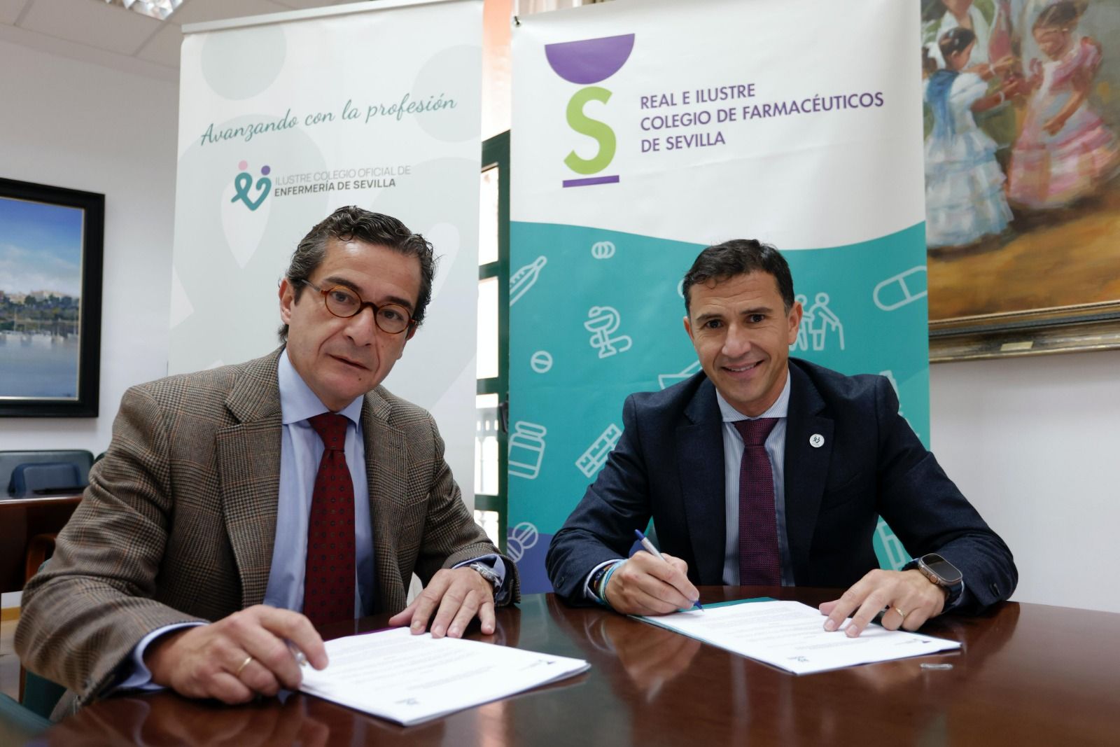 Jaime Román, presidente del Colegio Oficial de Farmacéuticos de Sevilla y el presidente del Colegio de Enfermería de Sevilla, Víctor Bohórquez.