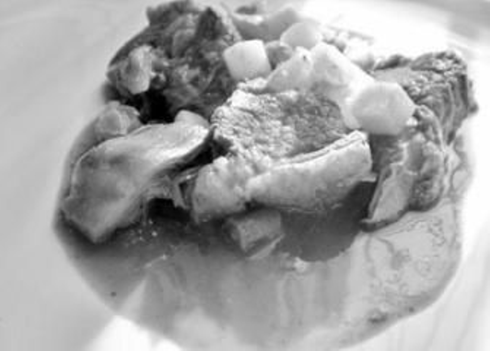 Un plato de guiso de ternera.