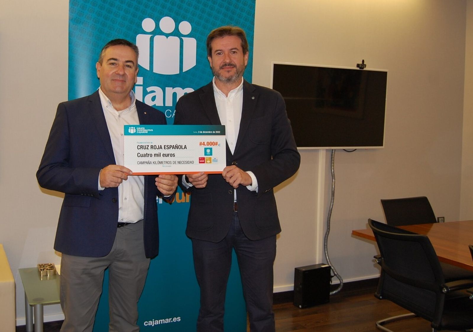 El presidente provincial de Cruz Roja en Almería, Antonio Alastrué, y el director de Negocio de Cajamar en Almería, Antonio Rubio, en el acto de entrega de la donación