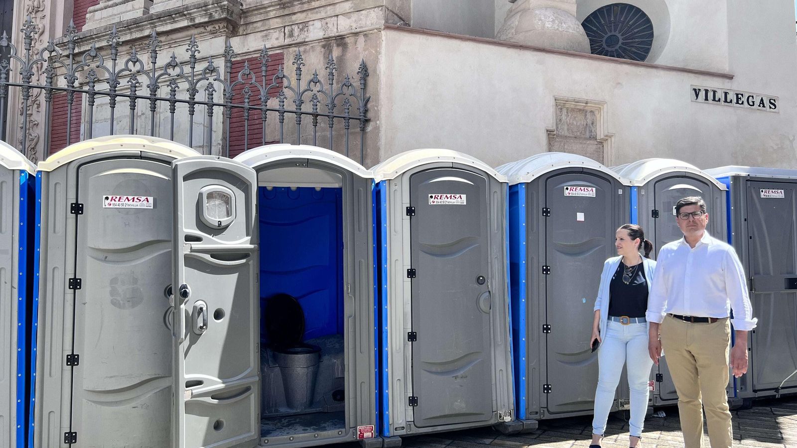 Pimentel junto a los urinarios instalados en la Plaza del Savador.