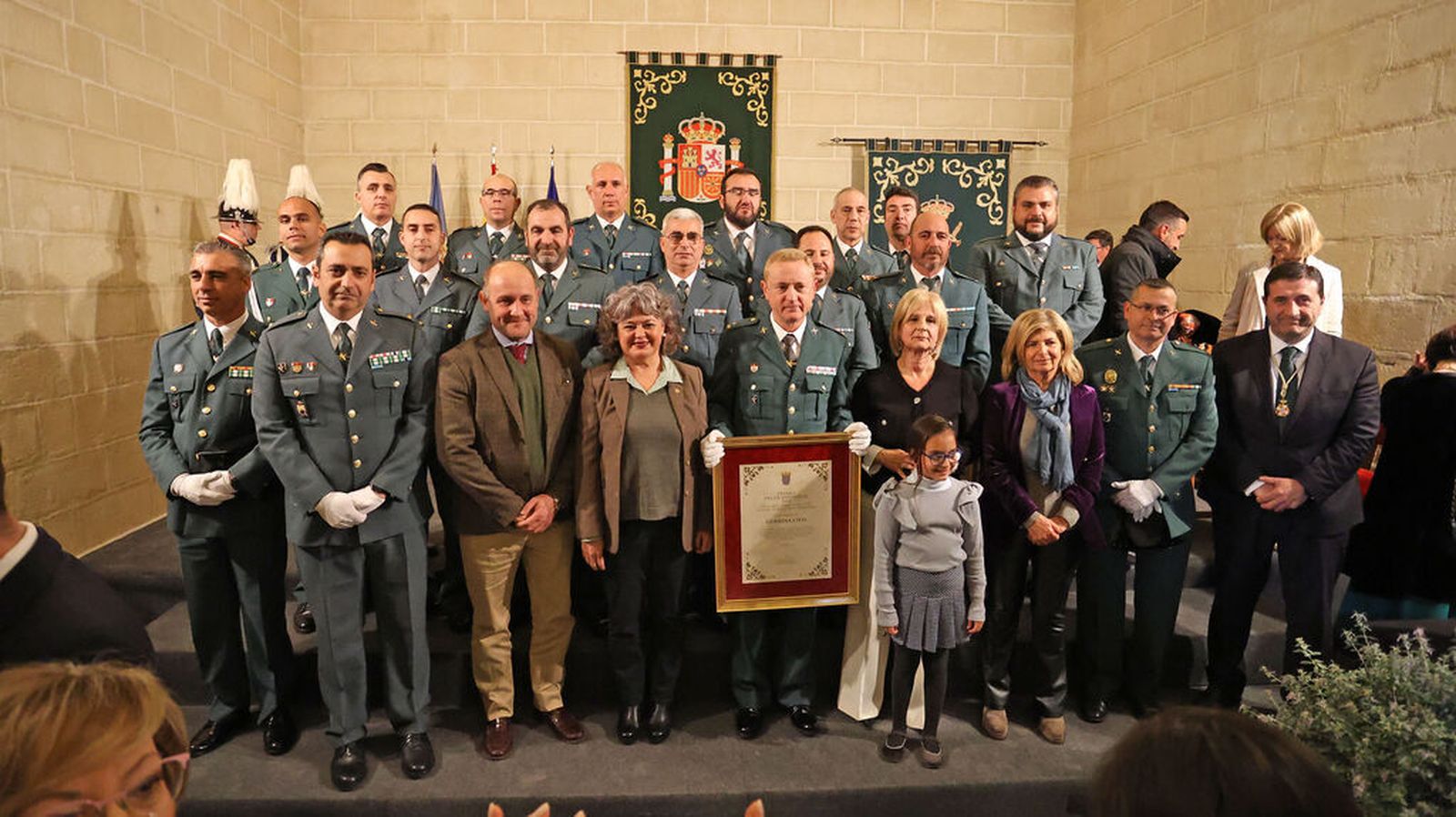 Foto de familia de la entrega del Premio Día de Andalucía de Jerez a la Guardia Civil.