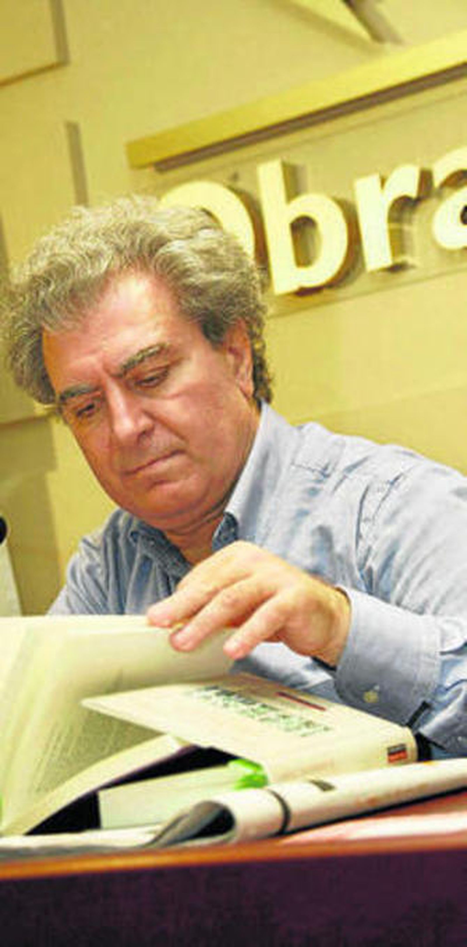 César Antonio Molina.