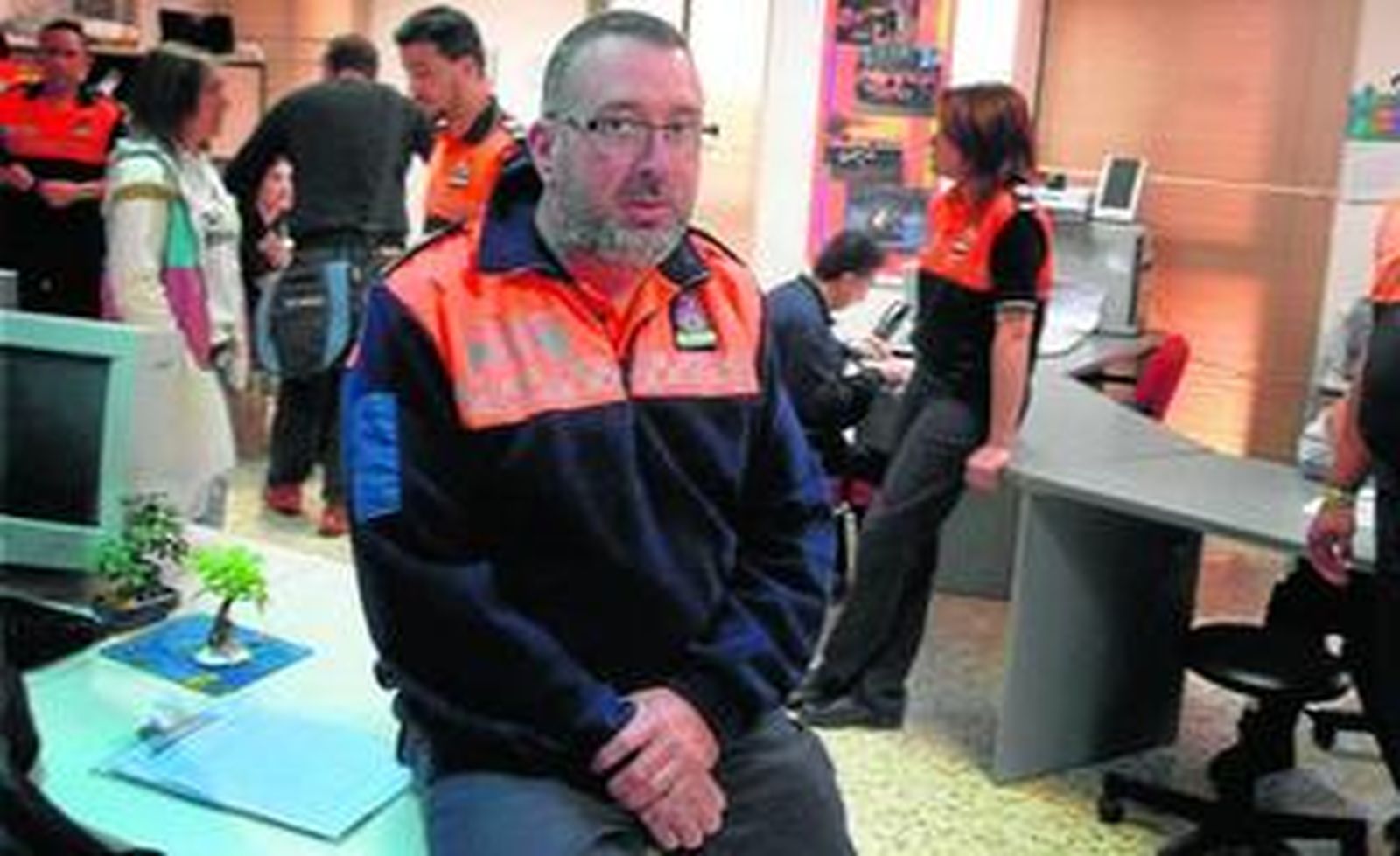 En primer plano, el jefe de la agrupación, Santiago Santiesteban, en la sede de Protección Civil en Málaga.