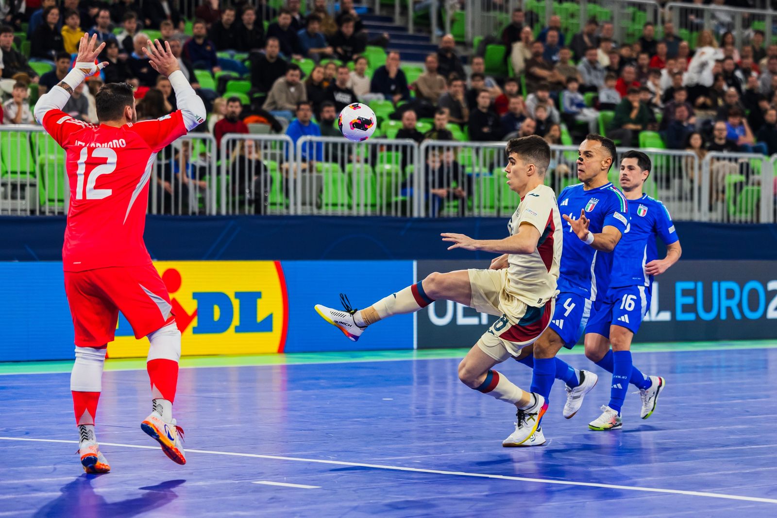 Antonio Pérez, en la acción de la vaselina del 2 a 0.
